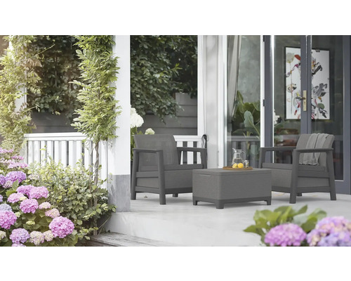 Zahradní nábytek se dvěma křesly a stolem na terase