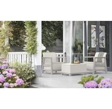 Terasa se sadou zahradního nábytku skládající se ze dvou křesel a stolu