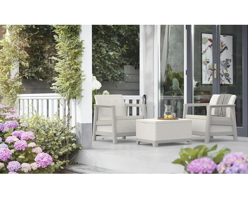 Terasa se sadou zahradního nábytku skládající se ze dvou křesel a stolu