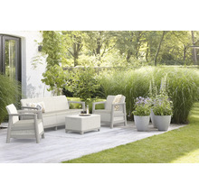 Zahradní scéna s pohovkou, křeslem a stolem na terase