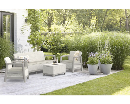 Zahradní scéna s pohovkou, křeslem a stolem na terase