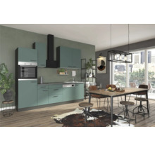 Kuchyňská scéna s vestavěnou kuchyní, jídelním stolem a židlemi ve světlém a přátelském prostoru.