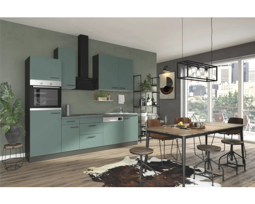 Kuchyňská scéna s vestavěnou kuchyní, jídelním stolem a židlemi ve světlém a přátelském prostoru.