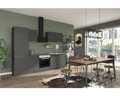 Moderní kuchyně se šedými skříňkami, jídelním stolem a židlemi ve světlém pokoji