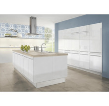 Světlá kuchyně s kuchyňským ostrůvkem, odsavačem par a vestavěnými skříněmi