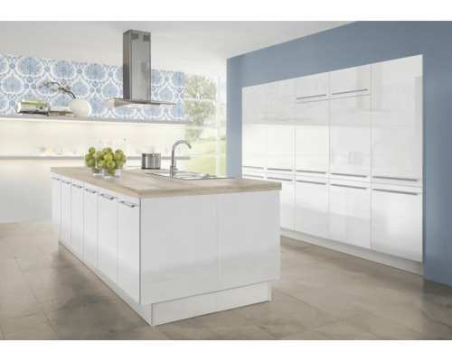 Světlá kuchyně s kuchyňským ostrůvkem, odsavačem par a vestavěnými skříněmi