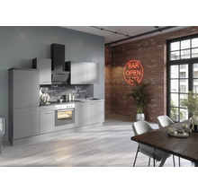 Moderní kuchyně se šedými skříňkami, troubou a digestoří před cihlovou zdí s neonovým nápisem