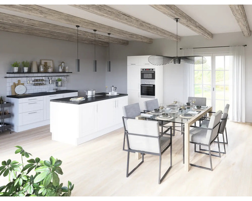 Světlá kuchyně s varným ostrovem, jídelním stolem a židlemi v prostorné místnosti.