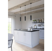 Světlá kuchyně s kuchyňským ostrovem a třemi závěsnými svítidly