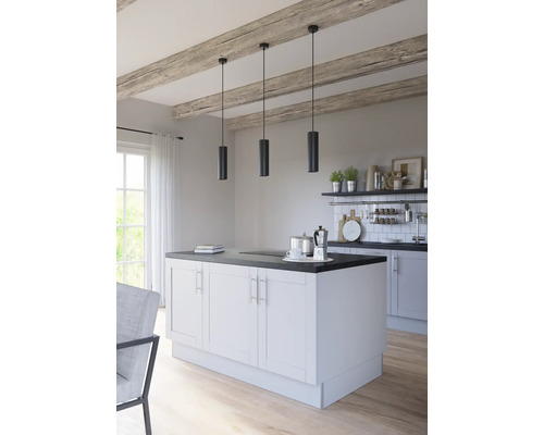 Světlá kuchyně s kuchyňským ostrovem a třemi závěsnými svítidly