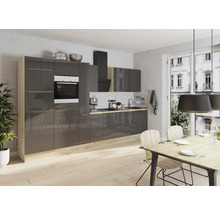 Moderní kuchyně se šedými skříněmi, jídelním stolem a židlemi.