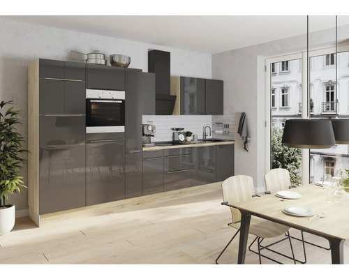 Moderní kuchyně se šedými skříněmi, jídelním stolem a židlemi.