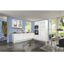 Světlá kuchyně s bílými skříňkami, pracovní deskou se vzhledem dřeva a jídelním stolem