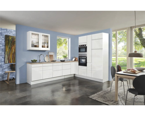 Světlá kuchyně s bílými skříňkami, pracovní deskou se vzhledem dřeva a jídelním stolem