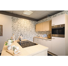 Moderní kuchyně s kuchyňským ostrůvkem, vestavnou troubou a květinovou tapetou