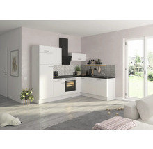 Světlá kuchyně s bílými skříňkami, tmavou pracovní deskou a odsavačem par.