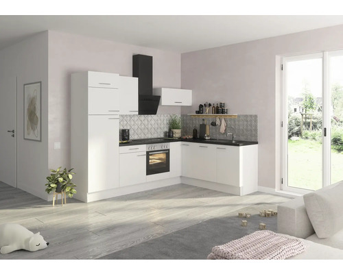 Světlá kuchyně s bílými skříňkami, tmavou pracovní deskou a odsavačem par.