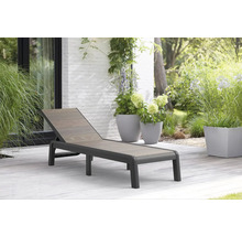 Zahradní křeslo z dřeva a plastu na terase