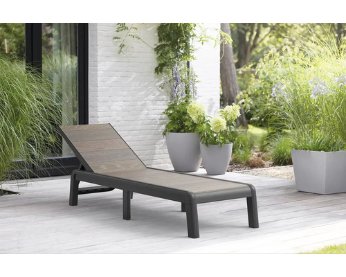 Zahradní křeslo z dřeva a plastu na terase