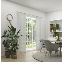 Světlá jídelna s jídelním stolem, židlemi, rostlinami a oknem se závěsy.