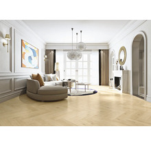 Světlý obývací pokoj s parketovou podlahou, pohovkou, konferenčním stolkem a krbem