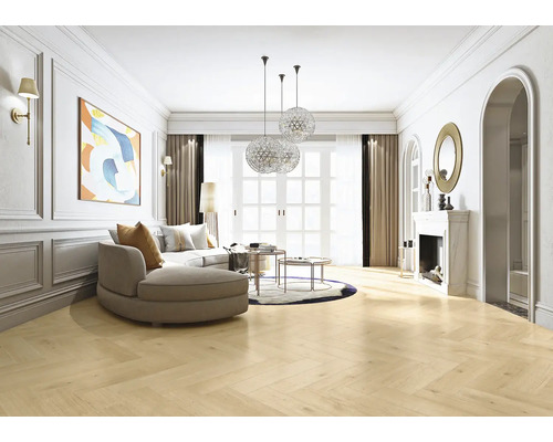 Světlý obývací pokoj s parketovou podlahou, pohovkou, konferenčním stolkem a krbem