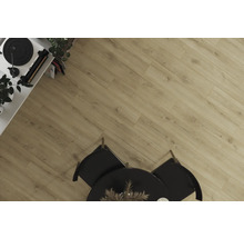 Světlá laminátová podlaha se vzhledem dřeva položená v obývacím pokoji s nábytkem.