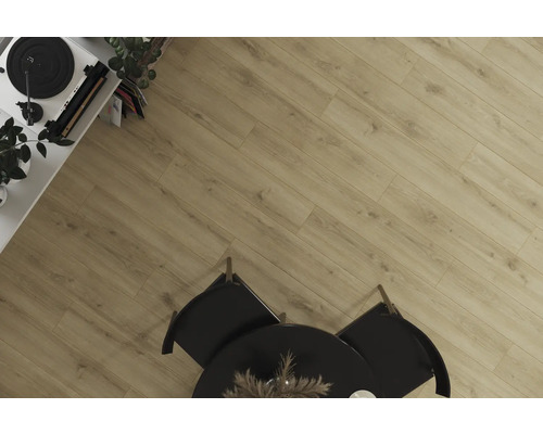 Světlá laminátová podlaha se vzhledem dřeva položená v obývacím pokoji s nábytkem.