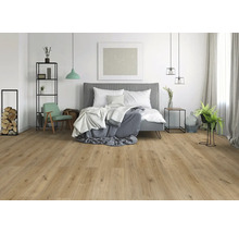 Světlá místnost s laminátovou podlahou, postelí a dekoracemi