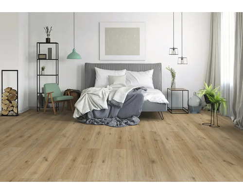 Světlá místnost s laminátovou podlahou, postelí a dekoracemi