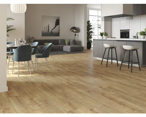 Světlý obývací pokoj s dřevěnou podlahou, jídelním stolem, židlemi, pohovkou a kuchyňským koutem