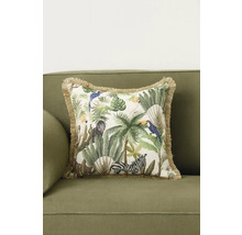 Dekorační polštář s motivem džungle na pohovce