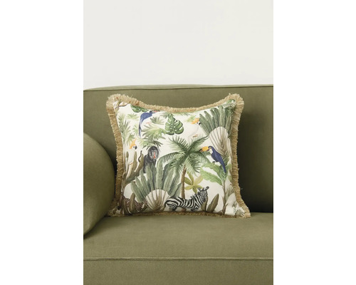 Dekorační polštář s motivem džungle na pohovce
