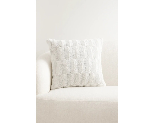 Dekorační polštář se vzorem na pohovce