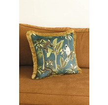 Dekorativní polštář s motivem džungle a třásněmi na pohovce