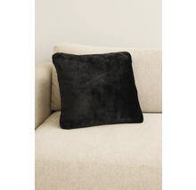 Černý dekorační polštář na pohovce