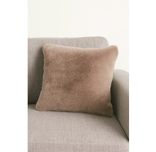 Čtvercový dekorativní polštář s imitací kožešiny na pohovce