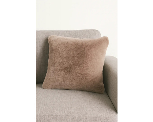 Čtvercový dekorativní polštář s imitací kožešiny na pohovce