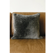 Dekorační polštář z umělé kožešiny na pohovce