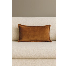 Dekorační sametový polštář na pohovce