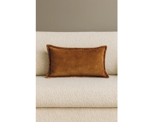 Dekorační sametový polštář na pohovce