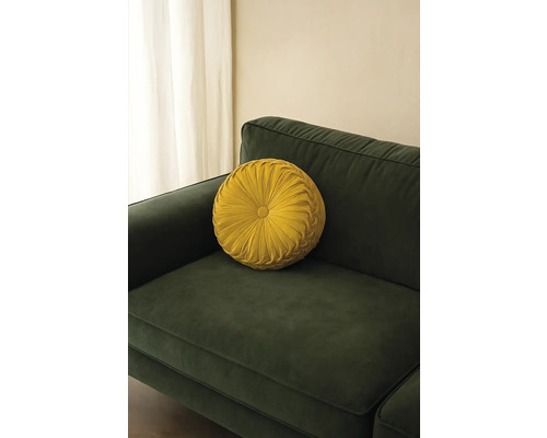 Kulatý dekorační polštář na pohovce