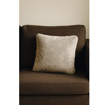 Čtvercový dekorativní polštář se vzhledem kožešiny na hnědé pohovce