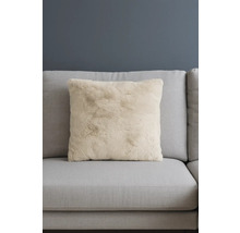 Dekorační polštář z umělé kožešiny na pohovce