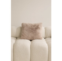 Čtvercový dekorativní polštář se vzhledem kožešiny na pohovce.