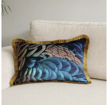 Dekorační polštář se vzorem peří a třásněmi na pohovce