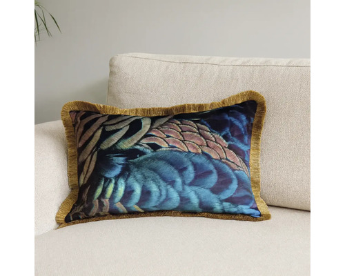 Dekorační polštář se vzorem peří a třásněmi na pohovce