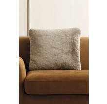 Dekorativní polštář s imitací kožešiny na pohovce