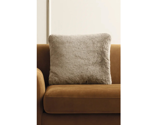 Dekorativní polštář s imitací kožešiny na pohovce