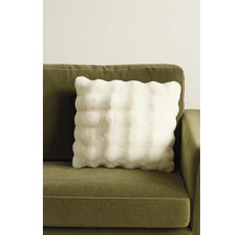 Dekorační polštář s kožešinovým vzhledem na pohovce